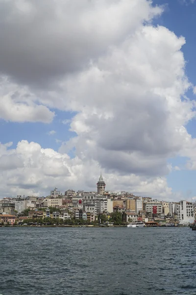 Galata Tower and the Golden Horn from Eminonu coast in Istanbul, Turkey — Stock fotografie