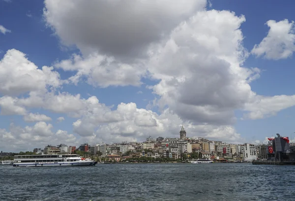Torre di Galata e il Corno d'Oro dalla costa di Eminonu a Istanbul, Turchia — Foto Stock