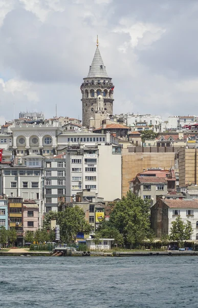 İstanbul 'un Eminonu kıyısından Galata Kulesi ve Altın Boynuz