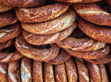 Bu susam ile kaplı geleneksel Türk simit Simit