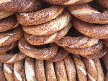 Bu susam ile kaplı geleneksel Türk simit Simit