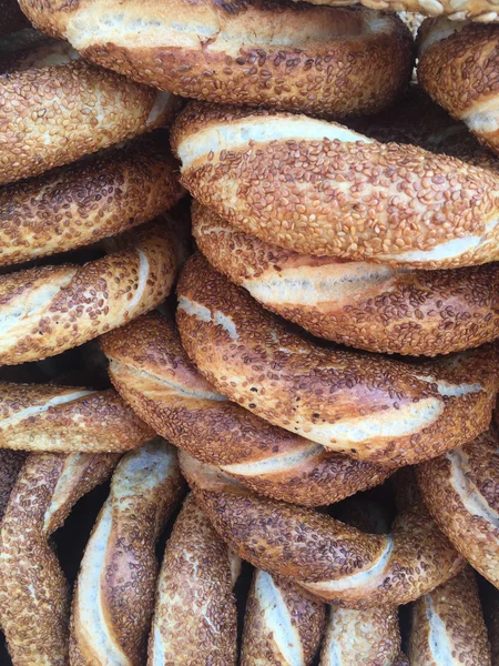 Simit thats traditionele Turkse bagel die bezet met sesam — Stockfoto