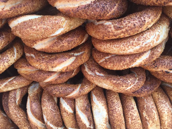 Simit, který je tradiční turecké housku, která se sezamem — Stock fotografie