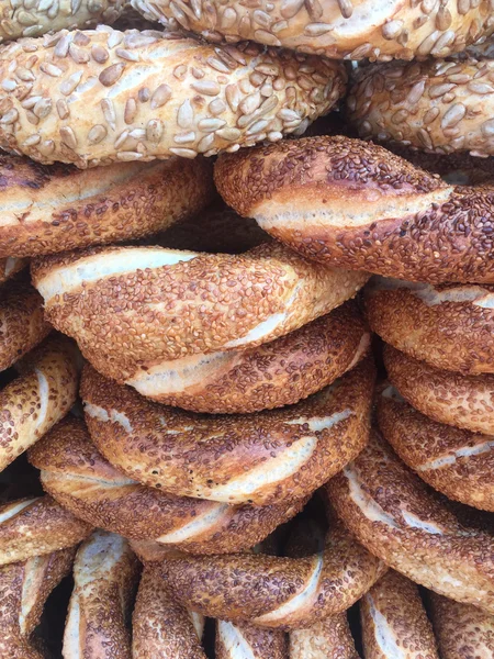 Simit thats traditionele Turkse bagel die bezet met sesam — Stockfoto