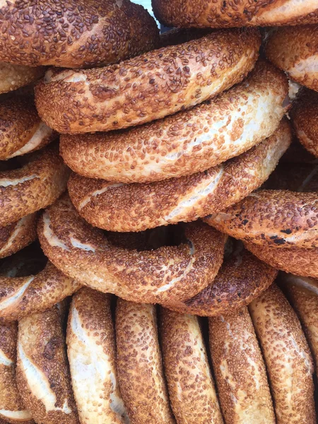 Simit, hagyományos török bagel, amely kirakott a szezámmag — Stock Fotó