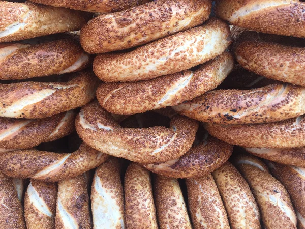 Simit som är traditionella turkiska bagel som täckt med Sesam — Stockfoto