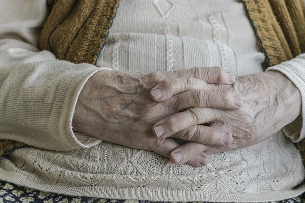 Морщинистые руки пожилой женщины — стоковое фото