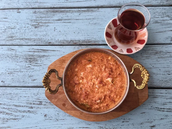 Omelet en Turkse thee op houten tafel — Stockfoto