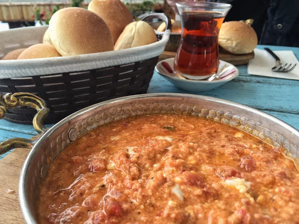 Традиционный завтрак с омлетом и турецким чаем на деревянной доске — стоковое фото