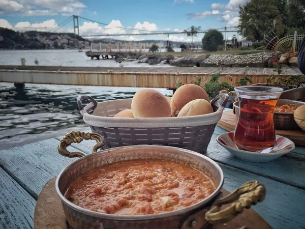 Mesa de desayuno junto al mar en Estambul, Turquía — Foto de Stock
