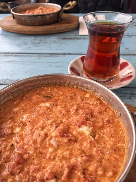 Traditioneel ontbijt met omelet en Turkse thee op houten tabl — Stockfoto