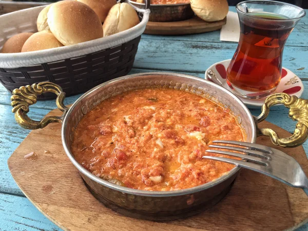 Desayuno tradicional con tortilla y té turco en una mesa de madera — Foto de Stock