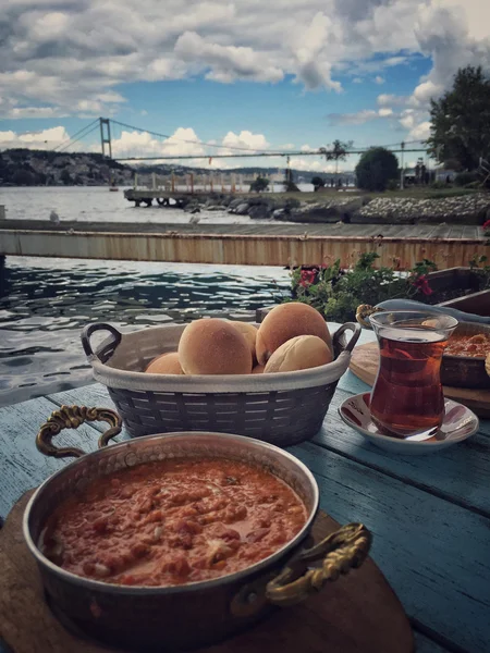 Snídaně tabulka na moři straně v Istanbulu, Turecko — Stock fotografie