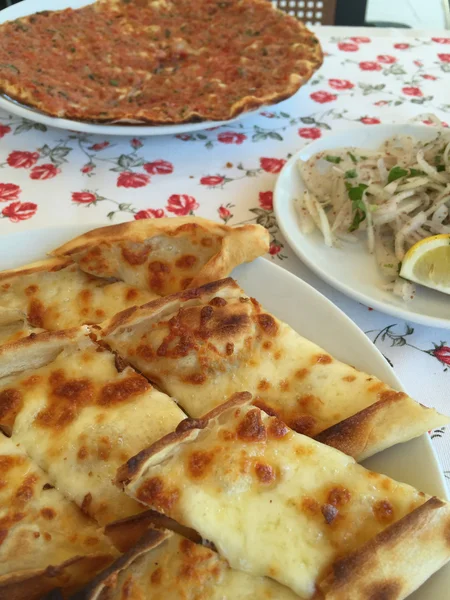 Традиционная турецкая еда на столе (лахмакун и пид ) — стоковое фото