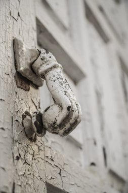 ahşap bir kapı şeklinde el düğme