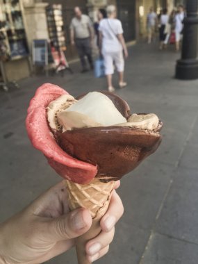 dondurma Sokağı'nda tutan el