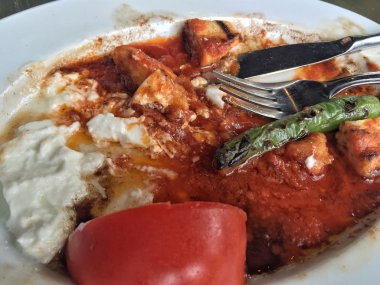 Türk kebabı artık tabakta yemek