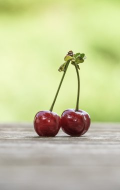 ahşap masa bokeh yeşil arka plan üzerinde kiraz meyve