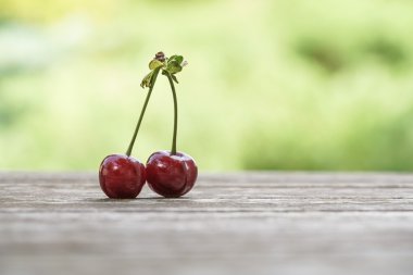 ahşap masa bokeh yeşil arka plan üzerinde kiraz meyve