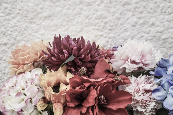 A virágok fehér falhoz határ — Stock Fotó