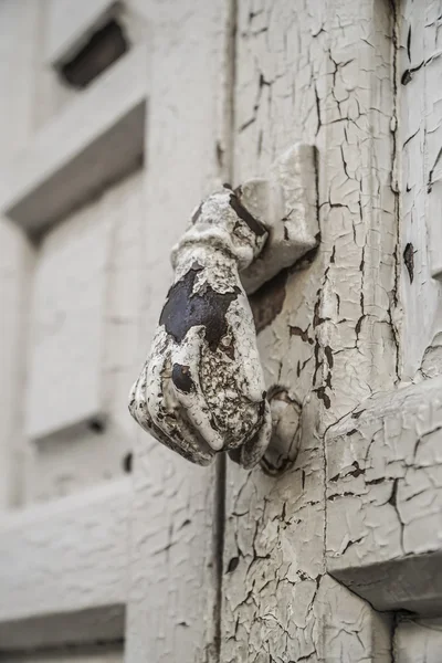 Hand gevormde knop van een houten deur — Stockfoto