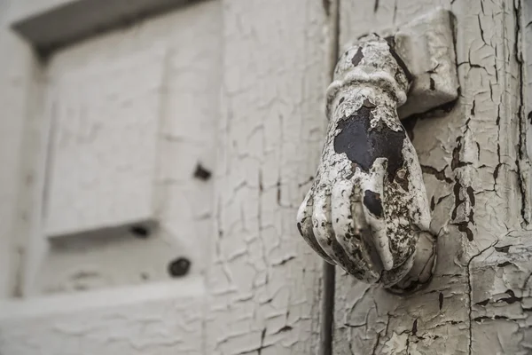 Hand gevormde knop van een houten deur — Stockfoto