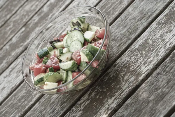 Ahşap bir masa üzerinde taze salata — Stok fotoğraf