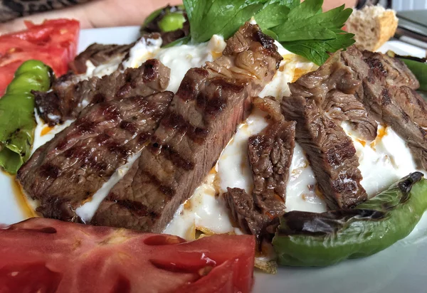 Kebab turco servido con yogur — Foto de Stock