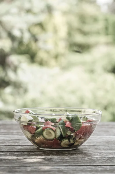 Ensalada fresca en una mesa de madera en el jardín —  Fotos de Stock