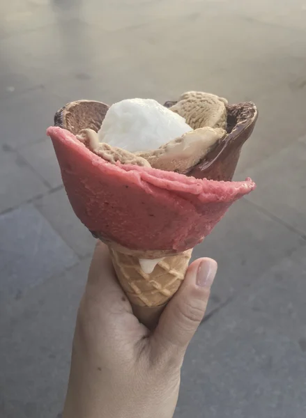 Mano femenina sosteniendo helado en cono — Foto de Stock