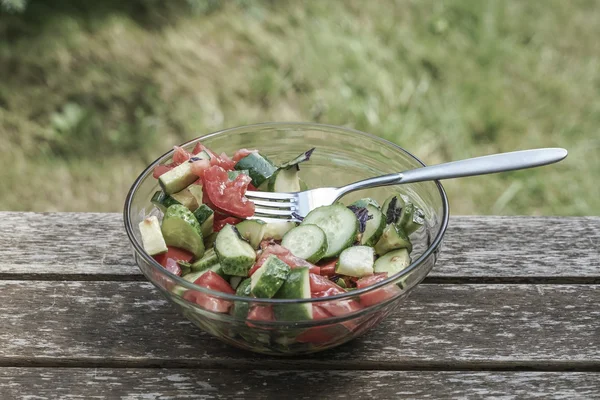 Ensalada fresca en una mesa de madera en el jardín —  Fotos de Stock