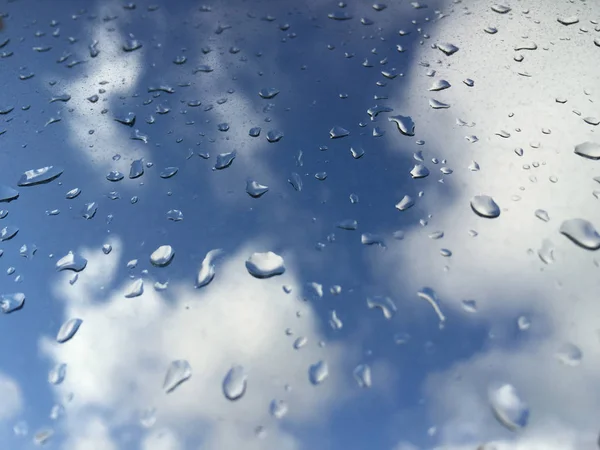 Regentropfen auf Fensterscheibe gegen Wolken — Stockfoto