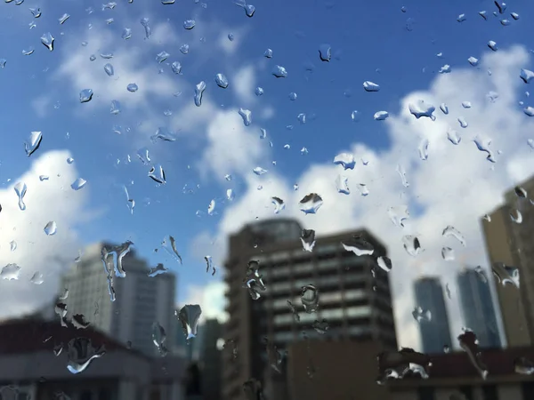 建物に対して窓からすに雨粒します。 — ストック写真