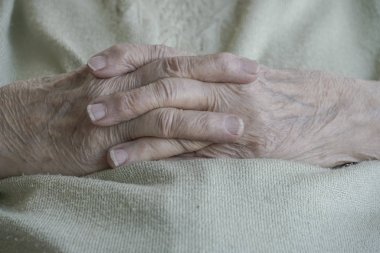 Yaşlı bir kadının kırışık elleri.