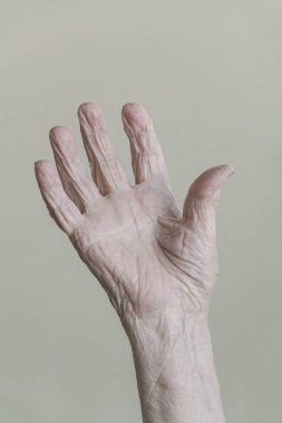 üst düzey bir kişinin kırışmış el