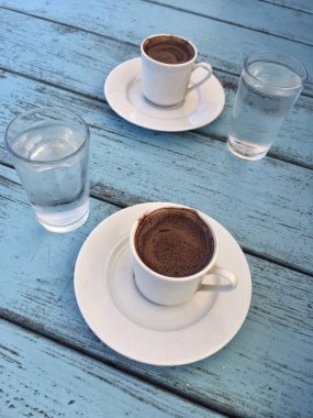 Ahşap masa üzerinde Türk (Yunan) kahve