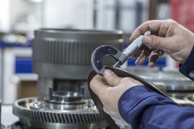 erkek teknisyen ekipmanları bir hizmetinde hazırlanıyor