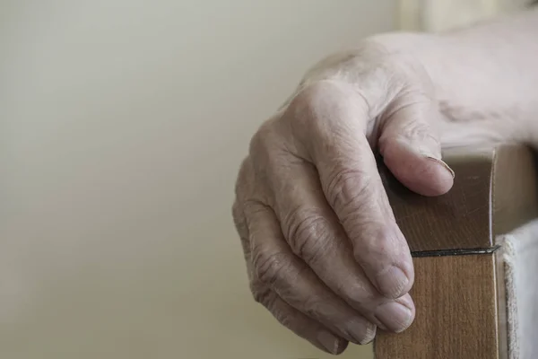 Fechar a mão enrugada de uma pessoa idosa — Fotografia de Stock