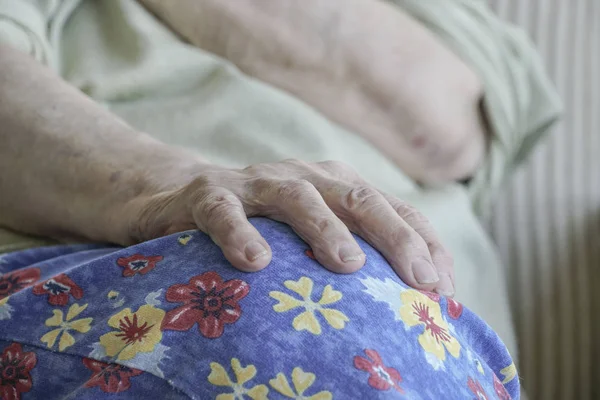 Vértes ráncos kéz egy idősebb nő — Stock Fotó