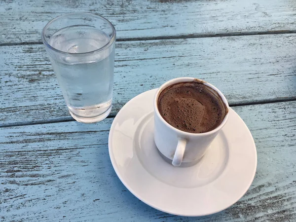 Café turco (griego) sobre mesa de madera — Foto de Stock