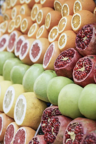 Tle owoc granatu, jabłka i owoce cytrusowe — Zdjęcie stockowe