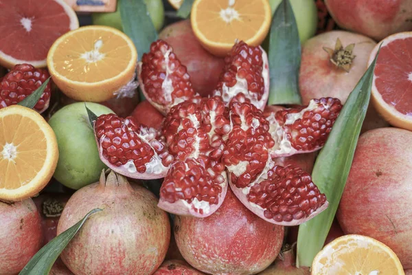 Tle owoc granatu, jabłka i owoce cytrusowe — Zdjęcie stockowe