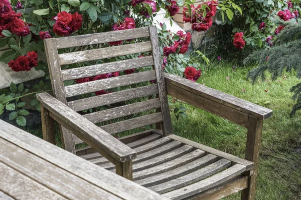 Holzstuhl und Tisch im Garten — Stockfoto