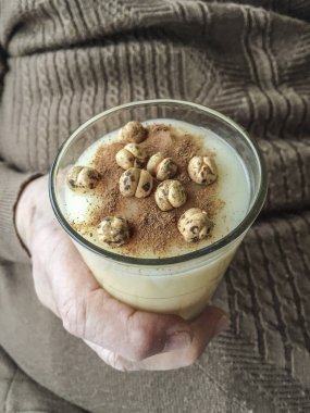 Türkiye'de geleneksel fermente içecek Türk Boza tutan el