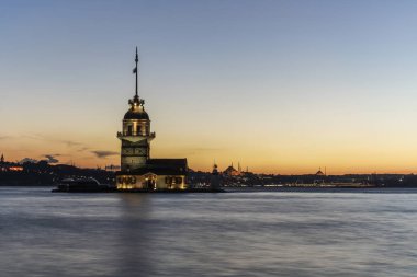 Gün batımı sırasında Kız Kulesi, Istanbul, Türkiye.