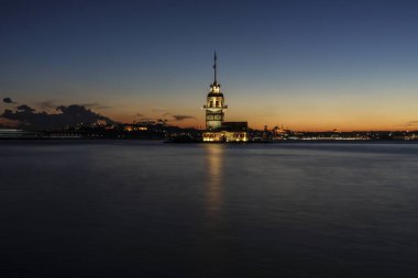 Gün batımı sırasında Kız Kulesi, Istanbul, Türkiye.