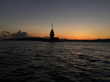 Gün batımı sırasında genç kızları Tower, Istanbul, Türkiye.