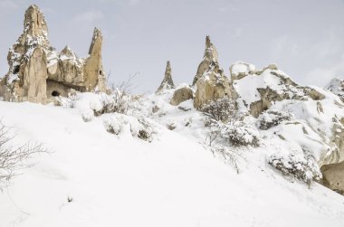 Benzersiz jeolojik kaya oluşumları Kapadokya, Türkiye'de kar altında