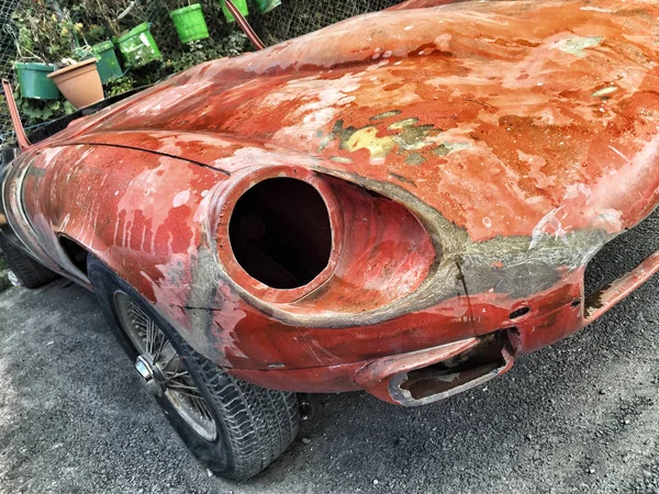 Um carro abandonado — Fotografia de Stock
