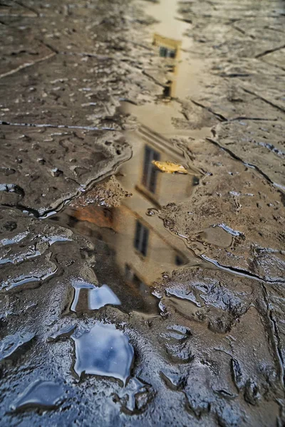 Reflexion auf einer Wasserpfütze aufbauen — Stockfoto